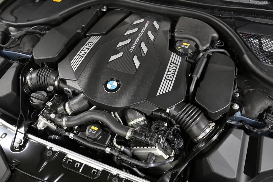 Моторный отсек BMW M850i xDrive Coupe Carbon Package (G15) 2019 года  (JP) (фото 15 из 19)